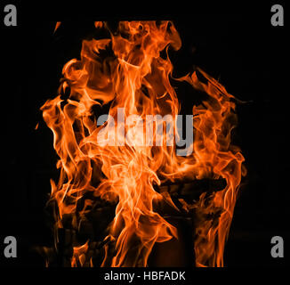 tobenden Flammen rotes Feuer schwarze Hintergrund Stockfoto