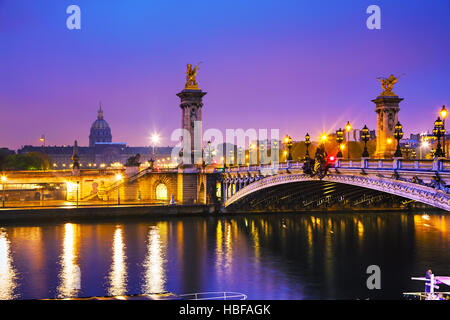 Pont Alexandre III (Brücke Alexander III) in Paris, Frankreich bei Sonnenaufgang Stockfoto