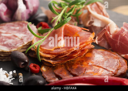 ein Haufen von verschiedenen spanischen Embutido, Schinken, Chorizo und Lomo embuchado Stockfoto