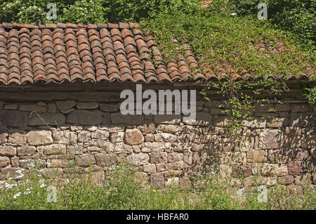 Wand des alten Bauernhaus mit Ziegeldach Stockfoto