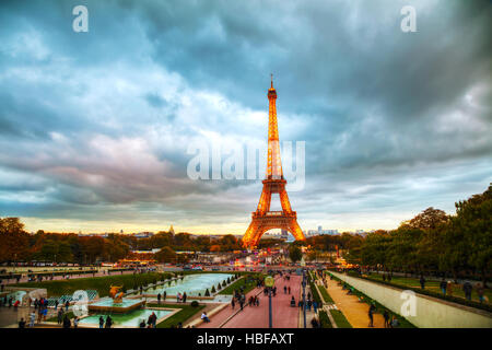 PARIS - 5 NOVEMBER: Stadtansicht mit dem Eiffelturm und Menschen am 5. November 2016 in Paris, Frankreich. Stockfoto