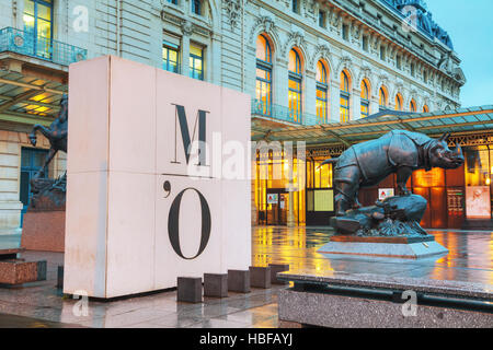 PARIS - 5 NOVEMBER: Rhino Bildhauerei an d ' Orsay Museum am 5. November 2016 in Paris, Frankreich. Das Musee d ' Orsay ist ein Museum in Paris Stockfoto