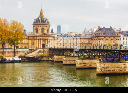 Pont des Arts führt zu dem Institut de France in Paris Stockfoto