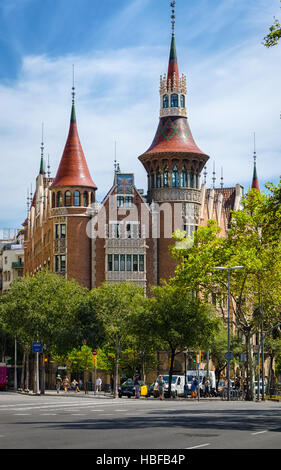 Casa de Les lesPunxes Gebäude im Sommer Bäume, Barcelona-Spanien Stockfoto