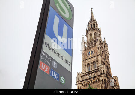 München - NOVEMBER 30: Marienplatz u-Bahnstation Zeichen am 30. November 2015 in München. Es ist die 3. größte Stadt in Deutschland, nach Berlin und Hamburg Stockfoto