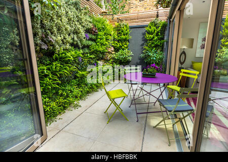 Kleine und gemütliche Garten in Kensington, London Stockfoto