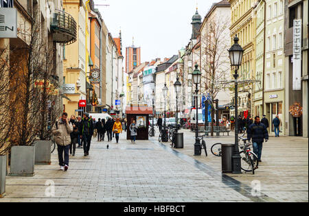 München - NOVEMBER 30: Sendlinger Straße am 30. November 2015 in München mit Menschen überfüllt. Es ist die 3. größte Stadt in Deutschland Stockfoto