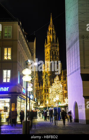 München - NOVEMBER 30: Übersicht der Marienplatz mit Menschen am 30. November 2015 in München. Es ist die 3. größte Stadt in Deutschland Stockfoto