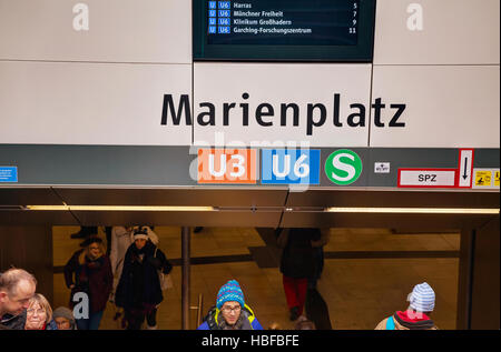 München - NOVEMBER 30: Marienplatz u-Bahnstation mit Menschen am 30. November 2015 in München. Es ist die 3. größte Stadt in Deutschland Stockfoto