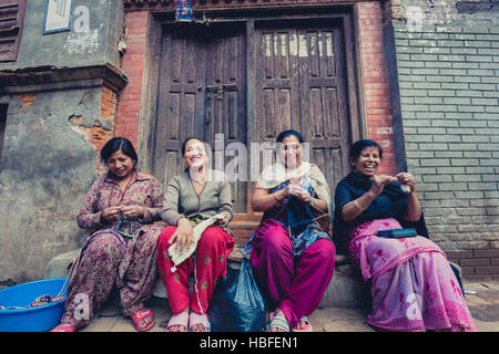 Frauen in Bhaktapur lächelnd und arbeiten auf der Straße Stockfoto