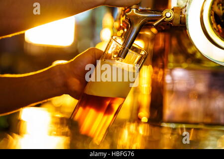 Bier in Strömen Stockfoto