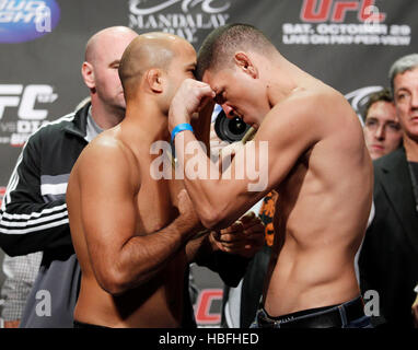 UFC-Kämpfer Nick Diaz, rechts und links, BJ Penn off Platz während einer wiegen für UFC 137 in Las Vegas, Nevada auf Freitag, 28. Oktober 2011. Foto von Francis Specker Stockfoto