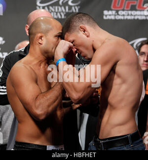 UFC-Kämpfer Nick Diaz, rechts und links, BJ Penn off Platz während einer wiegen für UFC 137 in Las Vegas, Nevada auf Freitag, 28. Oktober 2011. Foto von Francis Specker Stockfoto