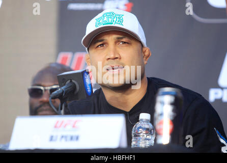 UFC-Kämpfer BJ Penn spricht während einer Pressekonferenz für UFC 137 in Las Vegas, Nevada am Donnerstag, 27. Oktober 2011. Foto von Francis Specker Stockfoto