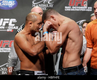 UFC-Kämpfer Nick Diaz, rechts und links, BJ Penn off Platz während einer wiegen für UFC 137 in Las Vegas, Nevada auf Freitag, 28. Oktober 2011. Foto von Francis Specker Stockfoto