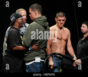 UFC-Kämpfer Nick Diaz, rechts, und sein Bruder Nate Diaz gehen weg in eine Ecke nach einem Handgemenge mit BJ Penn während einer wiegen für UFC 137 in Las Vegas, Nevada auf Freitag, 28. Oktober 2011. Foto von Francis Specker Stockfoto