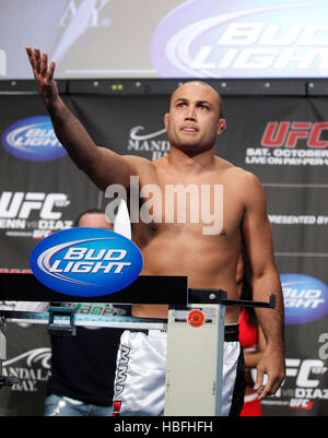 UFC-Kämpfer BJ Penn während einer wiegen bei UFC 137 in Las Vegas, Nevada auf Freitag, 28. Oktober 2011. Foto von Francis Specker Stockfoto