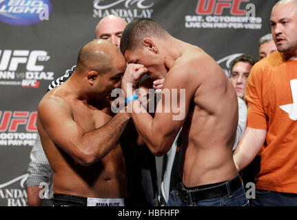 UFC-Kämpfer Nick Diaz, rechts und links, BJ Penn off Platz während einer wiegen für UFC 137 in Las Vegas, Nevada auf Freitag, 28. Oktober 2011. Foto von Francis Specker Stockfoto