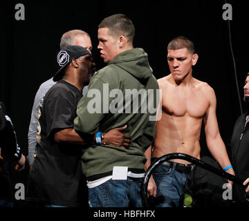 UFC-Kämpfer Nick Diaz, rechts, und sein Bruder Nate Diaz gehen weg in eine Ecke nach einem Handgemenge mit BJ Penn während einer wiegen für UFC 137 in Las Vegas, Nevada auf Freitag, 28. Oktober 2011. Foto von Francis Specker Stockfoto