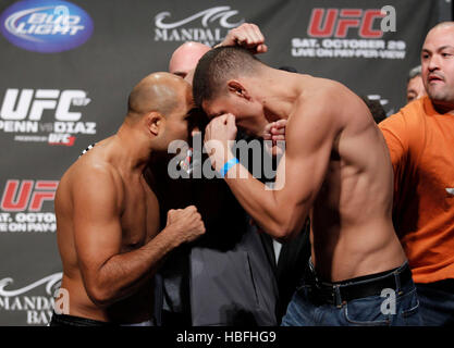 UFC-Kämpfer Nick Diaz, rechts und links, BJ Penn off Platz während einer wiegen für UFC 137 in Las Vegas, Nevada auf Freitag, 28. Oktober 2011. Foto von Francis Specker Stockfoto