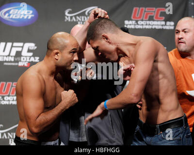 UFC-Kämpfer Nick Diaz, rechts und links, BJ Penn off Platz während einer wiegen für UFC 137 in Las Vegas, Nevada auf Freitag, 28. Oktober 2011. Foto von Francis Specker Stockfoto