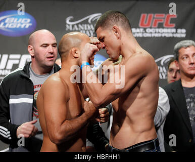 UFC-Kämpfer Nick Diaz, rechts, und links, BJ Penn Straßenfußballspiel beim UFC-Präsident Dana White, blickt auf in ein wiegen für UFC 137 in Las Vegas, Nevada auf Freitag, 28. Oktober 2011. Foto von Francis Specker Stockfoto