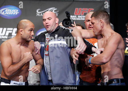 UFC-Kämpfer Nick Diaz, rechts und links, BJ Penn ist getrennt von UFC-Präsident Dana White während einer wiegen für UFC 137 in Las Vegas, Nevada auf Freitag, 28. Oktober 2011. Foto von Francis Specker Stockfoto