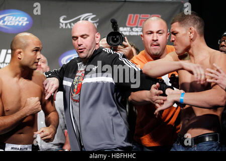 UFC-Kämpfer Nick Diaz, rechts und links, BJ Penn ist getrennt von UFC-Präsident Dana White während einer wiegen für UFC 137 in Las Vegas, Nevada auf Freitag, 28. Oktober 2011. Foto von Francis Specker Stockfoto