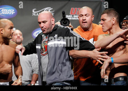 UFC-Kämpfer Nick Diaz, rechts und links, BJ Penn ist getrennt von UFC-Präsident Dana White während einer wiegen für UFC 137 in Las Vegas, Nevada auf Freitag, 28. Oktober 2011. Foto von Francis Specker Stockfoto