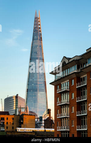 Die Scherbe und Riverside Apartments, London, England Stockfoto