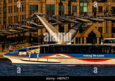 Ein Thames Clipper Boot geht unter die Millennium Bridge an der Themse, London, England Stockfoto