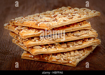 Stapel von Müsli-Cookies mit Samen auf einem Holztisch Stockfoto