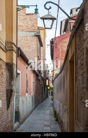 Gasse in der Altstadt von Venedig Stockfoto