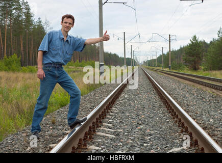 Mann am Bahnhof mit der angehobenen hand Stockfoto