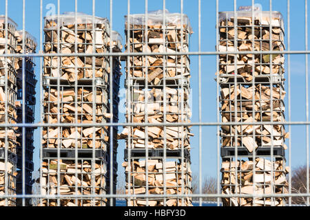 Scheitholz in Metallboxen. Stockfoto