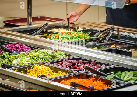 Salat-Bar mit Selbstbedienung Stockfoto