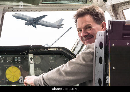 Mann im Flugzeug-Cockpit. Stockfoto