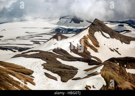 Luftaufnahme von teilweise verschneite Berglandschaft südwestlich von Landmannalaugar, Fjallabak Naturschutzgebiet, Island Stockfoto