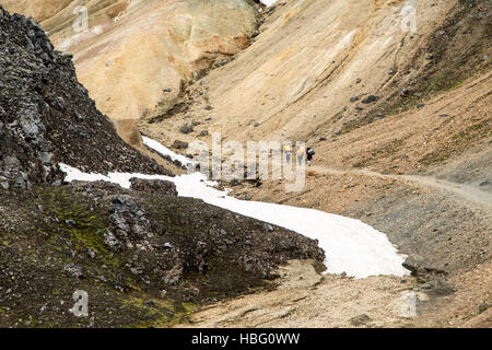 Wanderer auf Spuren der Rhyolith Berg führt zu Blahnukur Peak, Landmannalaugar, Fjallabak Nature Reserve, Island Stockfoto