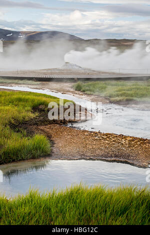 Teich, Bach, Fumarolen und Berge, Hveravellir, Island Stockfoto