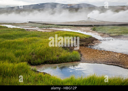 Teich, Bach, Fumarolen und Berge, Hveravellir, Island Stockfoto