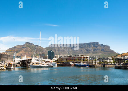 Berühmten V & A Waterfront von Kapstadt mit Berg Tabellenhintergrund Stockfoto