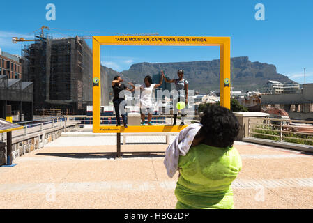 Menschen, die Spaß am Tafelberg Photospot an der Waterfront in Kapstadt Stockfoto