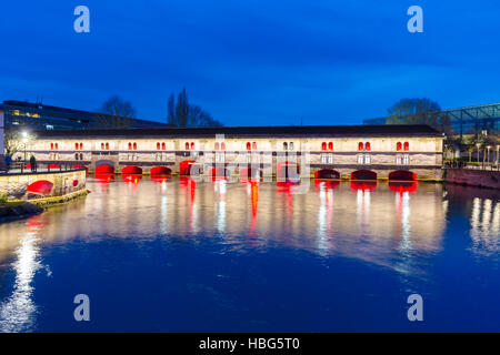 Die Barrage Vauban (Vauban-Wehr) nachts entlang dem Fluss Ill, Straßburg, Frankreich Stockfoto