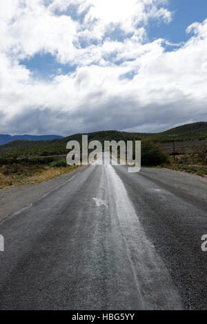 An einem bewölkten Tag - Oudtshoorn fahren Stockfoto