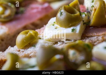 Kleine Sandwiches mit Speck Stockfoto
