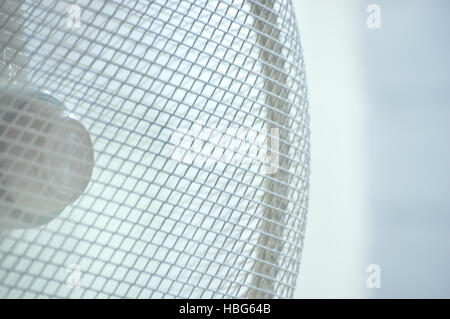 Bewegungsunschärfe Laufachse Fan Closeup, Groß Detailliert Horizontal Bright Back Lit Blue Copy Space Background, Gentle Bokeh, Climate Change Concept Stockfoto