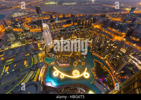 Blick vom Burj Khalifa Aussichtsplattform, Dubai Fountain, The Adresse Downtown Burj, Dubai Mall und Souk Al Bahar, Abend Stockfoto