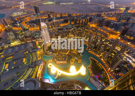 Blick vom Burj Khalifa Aussichtsplattform, Dubai Fountain, The Adresse Downtown Burj, Dubai Mall und Souk Al Bahar, Abend Stockfoto