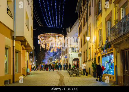 Touristen durch die Straßen von Straßburg in der Weihnachtszeit, Weinstraße, Elsass, Bas-Rhin, Frankreich. Stockfoto